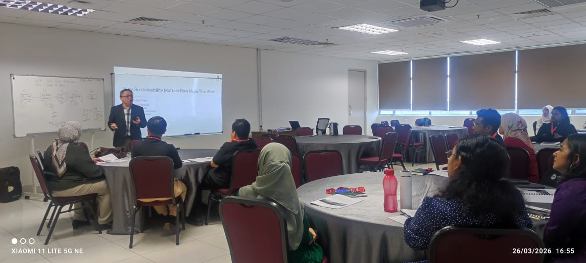 Certified ESG trainer Dr Kuan conducting corporate seminar